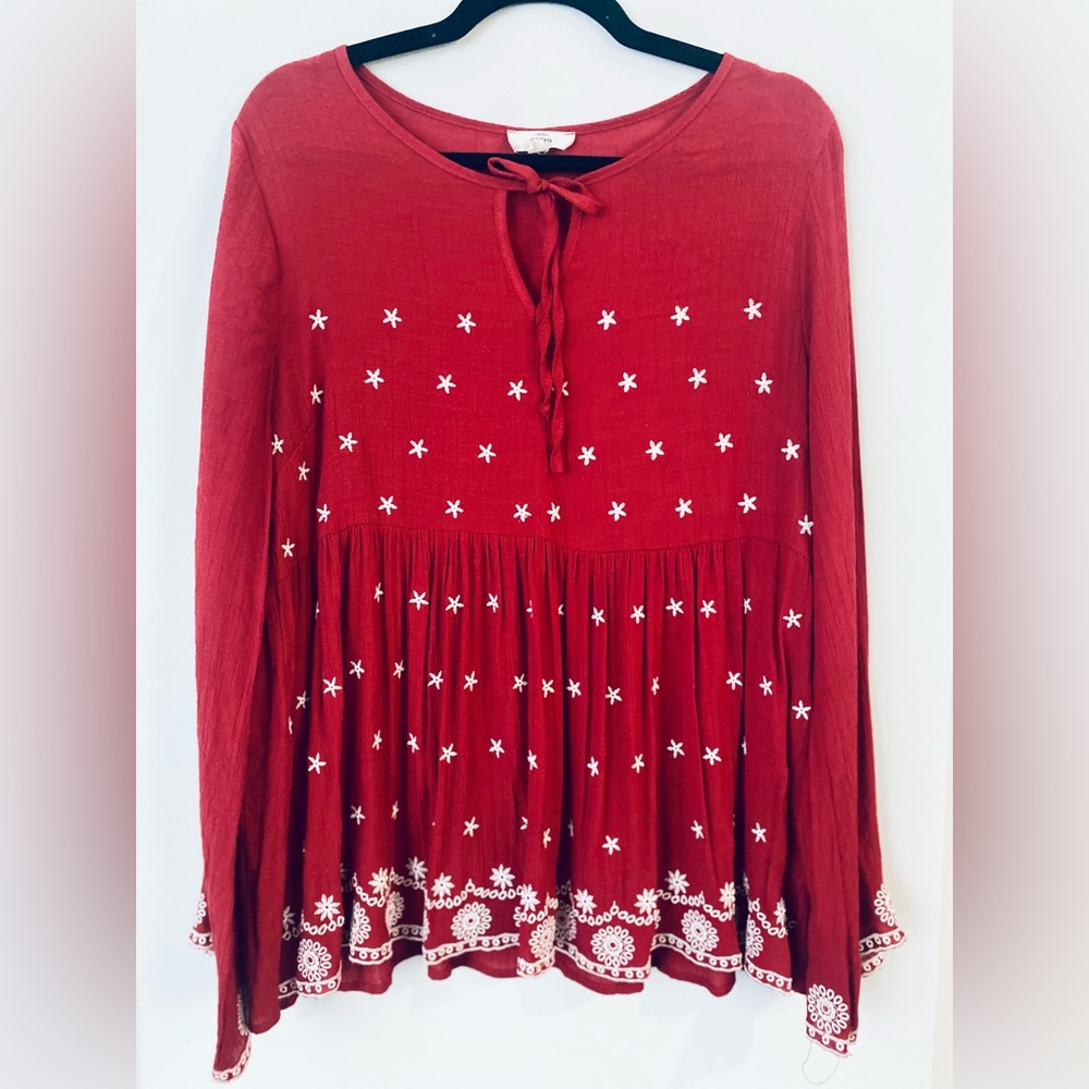 Entro- size medium (M) - burgundy flouncy blouse with white flower detail